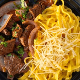 Huancaína Fettuccini with Lomo Saltado